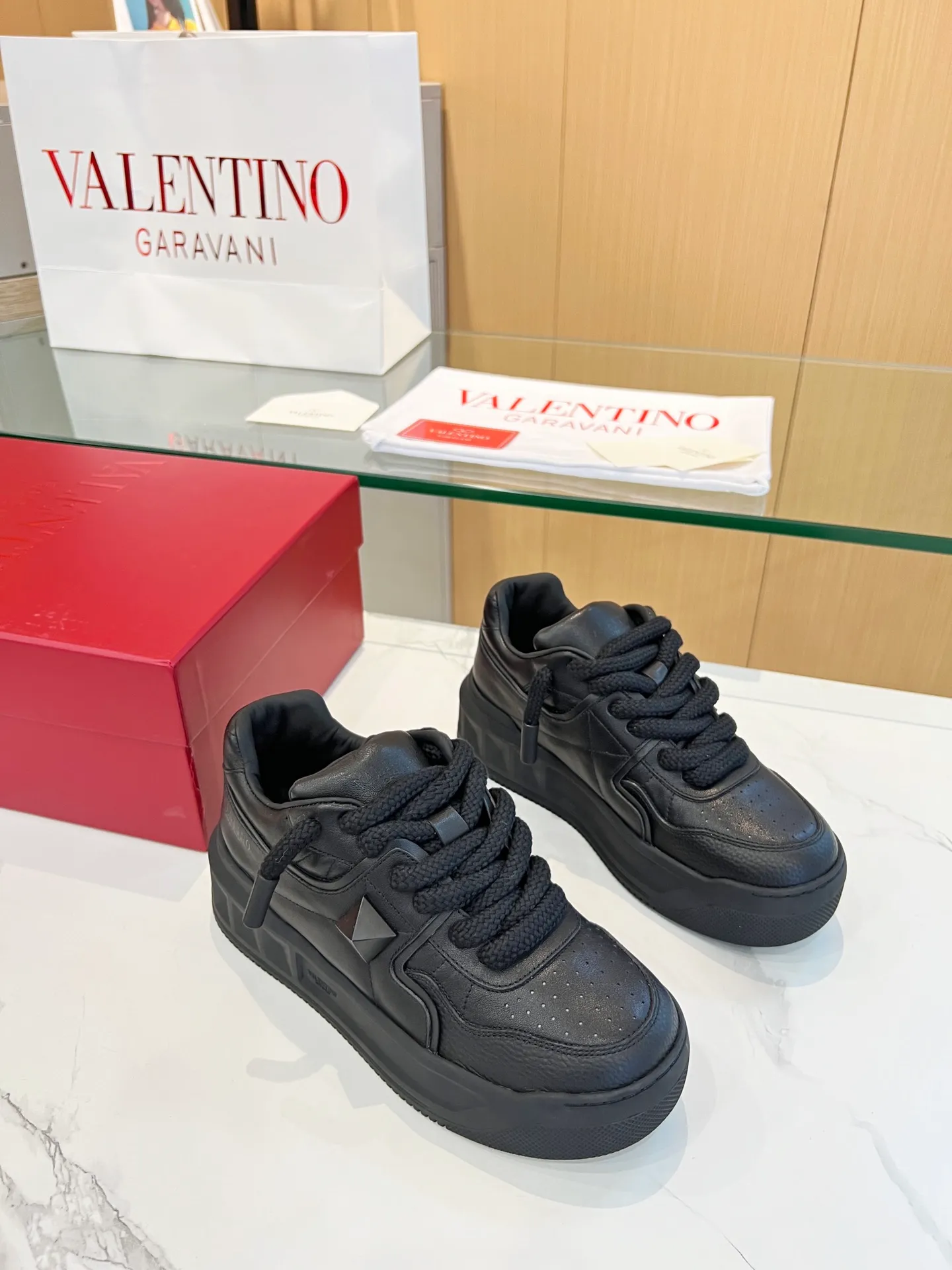 👟👟Ex-factory price 640👟👟 𝑽𝒂𝒍𝒆𝒏𝒕𝒊𝒏𝒐Valentino 𝑶𝒏𝒆𝑺𝒕𝒖𝒅 Couple sneaker series Valentino 2023 new couple sneakers are on sale. The original Z👟👟 was purchased and dismantled at the ex-factory price. Repeated pattern making and modifications. We strive to restore it one to one! Top luxury masterpiece. Signature rivet design. Soft and comfortable genuine sheepskin brings excellent and elegant texture and excellent on-foot comfort. Top purchasing version upper: imported calfskin surface/original oil edge craftsmanship. Lining: water-dyed cowhide lining. Outsole: original development 𝐓𝐏𝐔 two-color combination outsole. Packaging: original configuration complete package. Code number: 34-𝟒𝟓